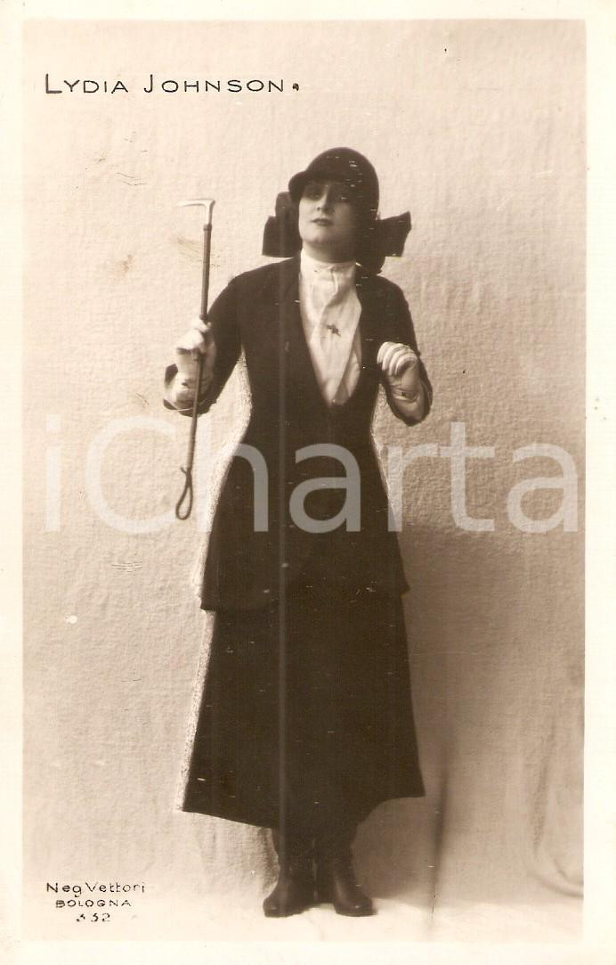 Fotografia d epoca originale 1925 ca CINEMA Actress Lydia JOHNSON Portrait with riding crop Cartolina 1