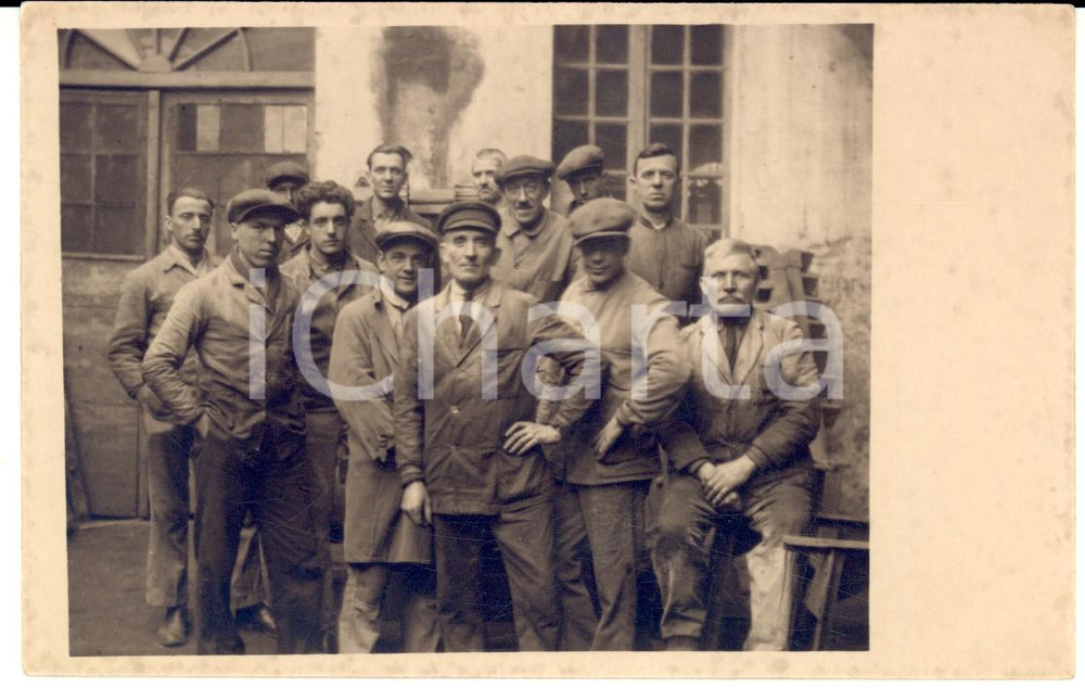 Fotografia d epoca originale 1915 ca AREA LOMBARDA ? Gruppo di operai posa in cortile Foto FP NV 1