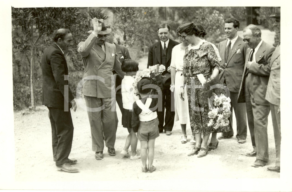 Fotografia d epoca originale 1936 ERCOLANO NA Cesare Maria DE VECCHI riceve fiori dai bambini Fotografia 1