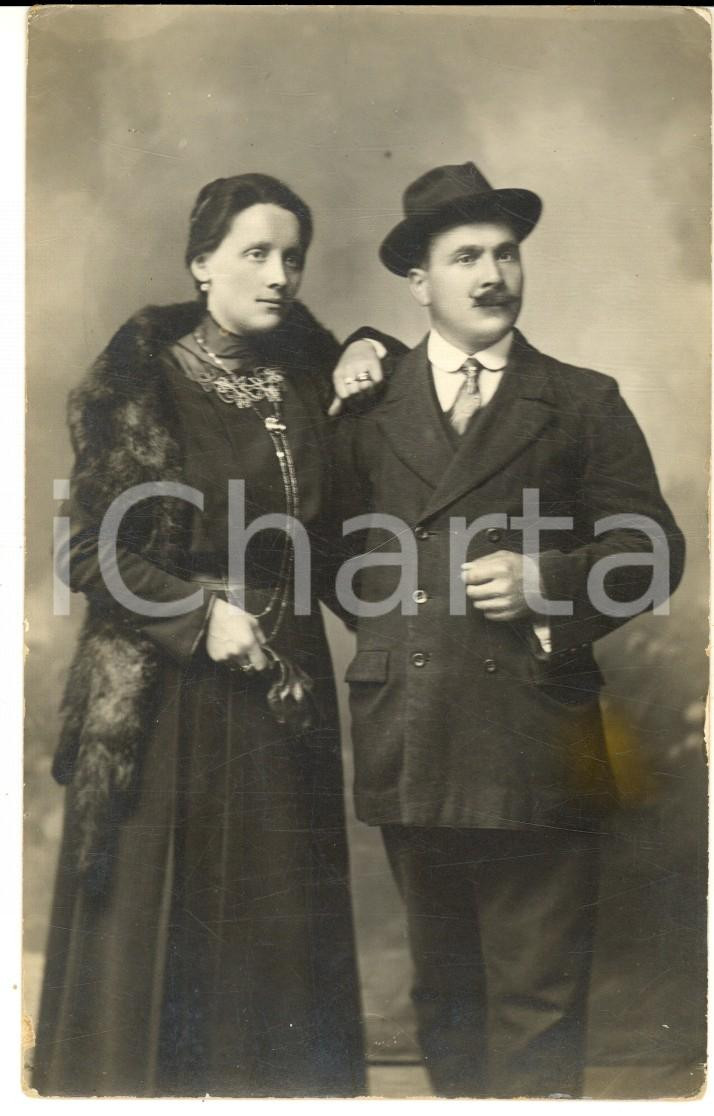 1920 ca AREA DI BRESCIA Ritratto di una coppia di sposi *Foto cartolina VINTAGE