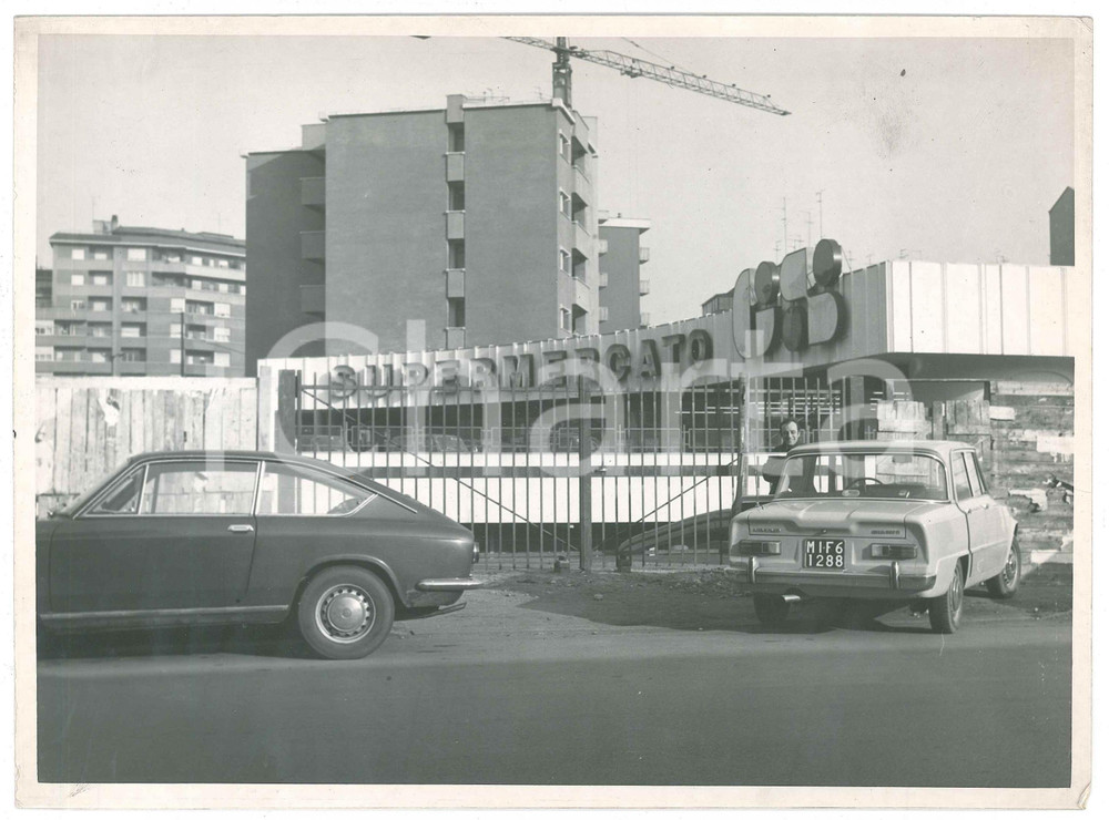 1969 MILANO Ingresso supermercato GS - ALFA ROMEO GIULIA *Foto VINTAGE 24x18 cm Fotografia d'epoca.CONDIZIONI: G (minime piegature angolari)FORMATO: 24x18 cm    originale e autentica 1