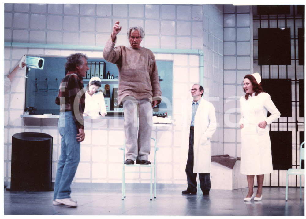 1986 TEATRO BOLZANO "Qualcuno volò sul nido del cuculo" Regia M. BERNARDI Foto 1  Fotografia originale, con didascalia al verso.Sono in scena: Tino Schirinzi, Andrea Bosic, Gianni Conversano, Francesca Benedetti.FOTOGRAFO: Studio Pedrotti - Bolzano GOOD/buono  Formato: 20x14 cm originale e autentica 1