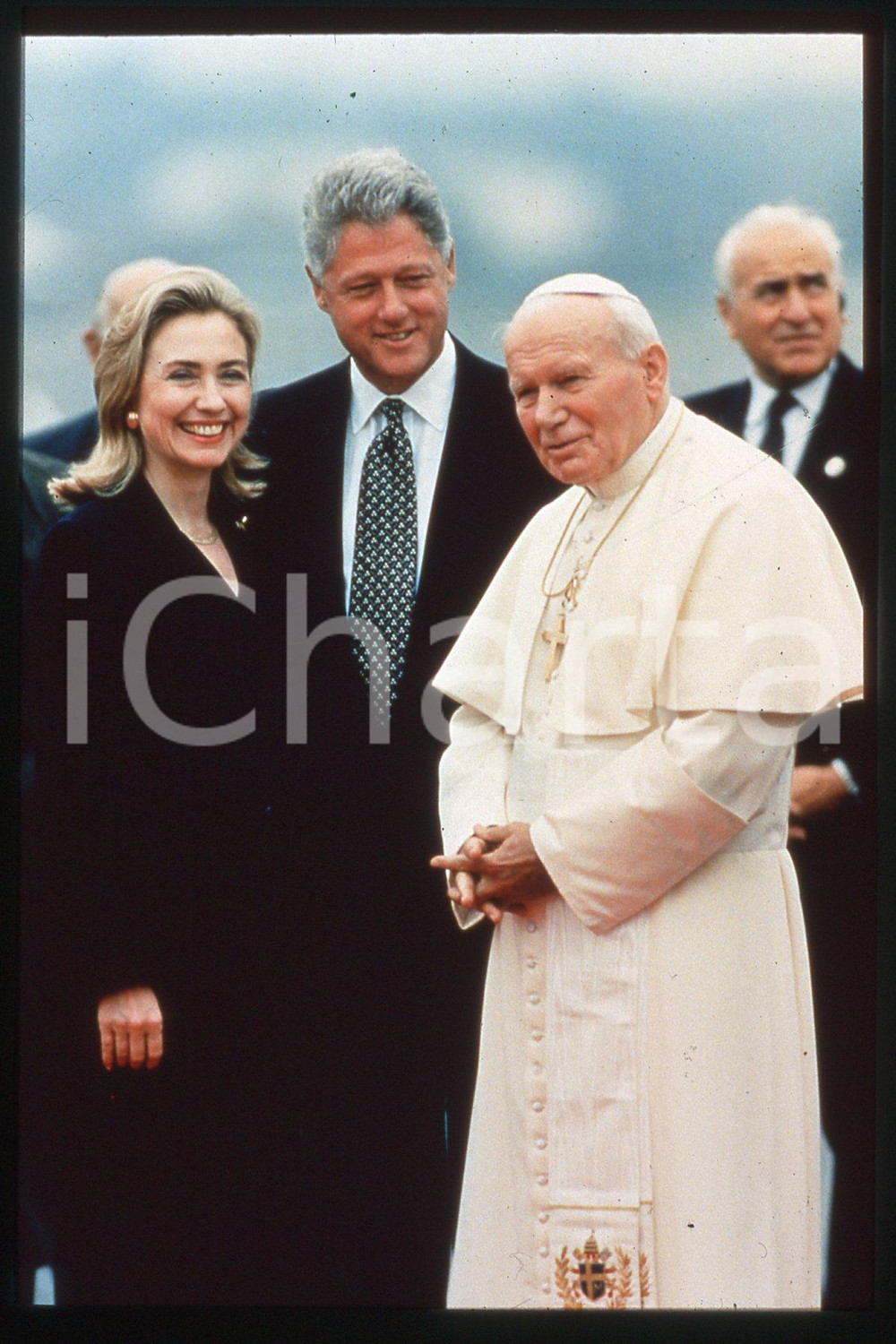 35mm vintage slide* 1995 USA Giovanni Paolo II with Hillary and Bill CLINTON 1  Diapositiva d'epoca, in formato 35 mm.CONDIZIONI: GOODE' severamente vietata la riproduzione. Tutti i diritti sono riservati.Nella diapositiva ICharta mette in vendita, sul negozio eBay e in esclusiva sul sito "icharta" il proprio archivio composto da numerose diapositive e negativi fotografici d'epoca, tutti originali e autentici, che attraversano la storia del costume italiano tra gli la fine degli anni Sessanta e Novanta.Si tratta di uno sguardo inedito sull'attualit&agrave;, la politica, la vita quotidiana, il gossip e la cultura, che fotografa il cambiamento della nazione in quest'ultimo scorcio del XX secolo. Un'occasione unica per il mercato del collezionismo, che vede finalmente disponibile un archivio eccezionale per vastit&agrave;, tematiche e condizioni, in un settore (il negativo fotografico e la diapositiva) di assoluta novit&agrave; e dalle interessanti prospettive di investimento.  FAIR/discreto   originale e autentica 1