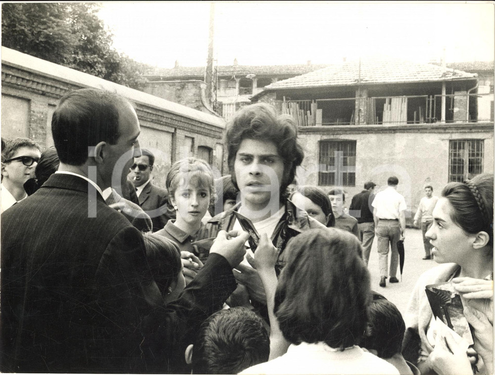 1966 BIELLA CANTAGIRO Ricky SHAYNE firma autografi alla partenza - Foto 24x18 Fotografia d'epoca, con didascalia dattiloscritta coeva al verso.CONDIZIONI: FAIR (lievi piegature)FORMATO: 24x18 cm      originale e autentica 1