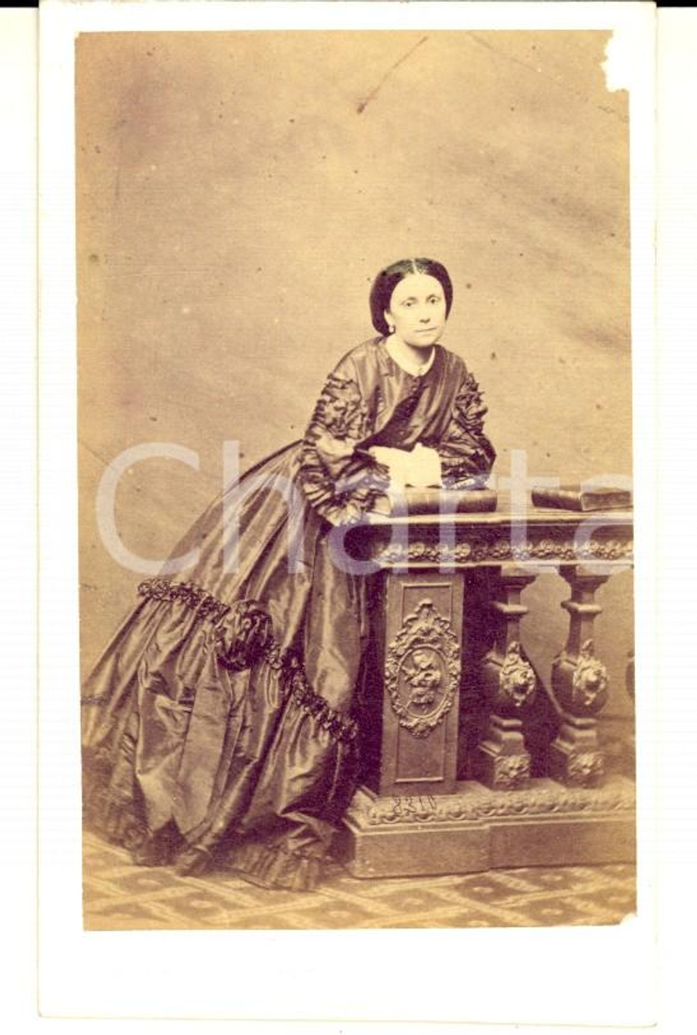 Fotografia d epoca originale 1870 ca MILANO Ritratto di donna con due libri Foto Alessandro DURONI CDV 1