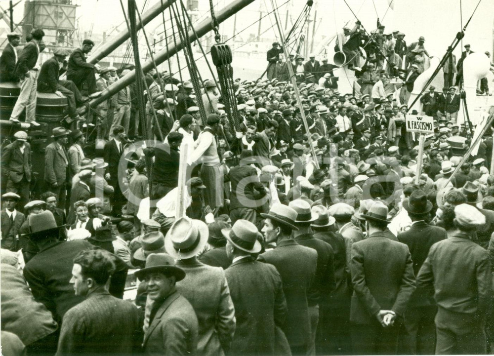 Fotografia d epoca originale 1935 GENOVA 800 operai su piroscafo ROMOLO per AFRICA ORIENTALE Fotografia 1