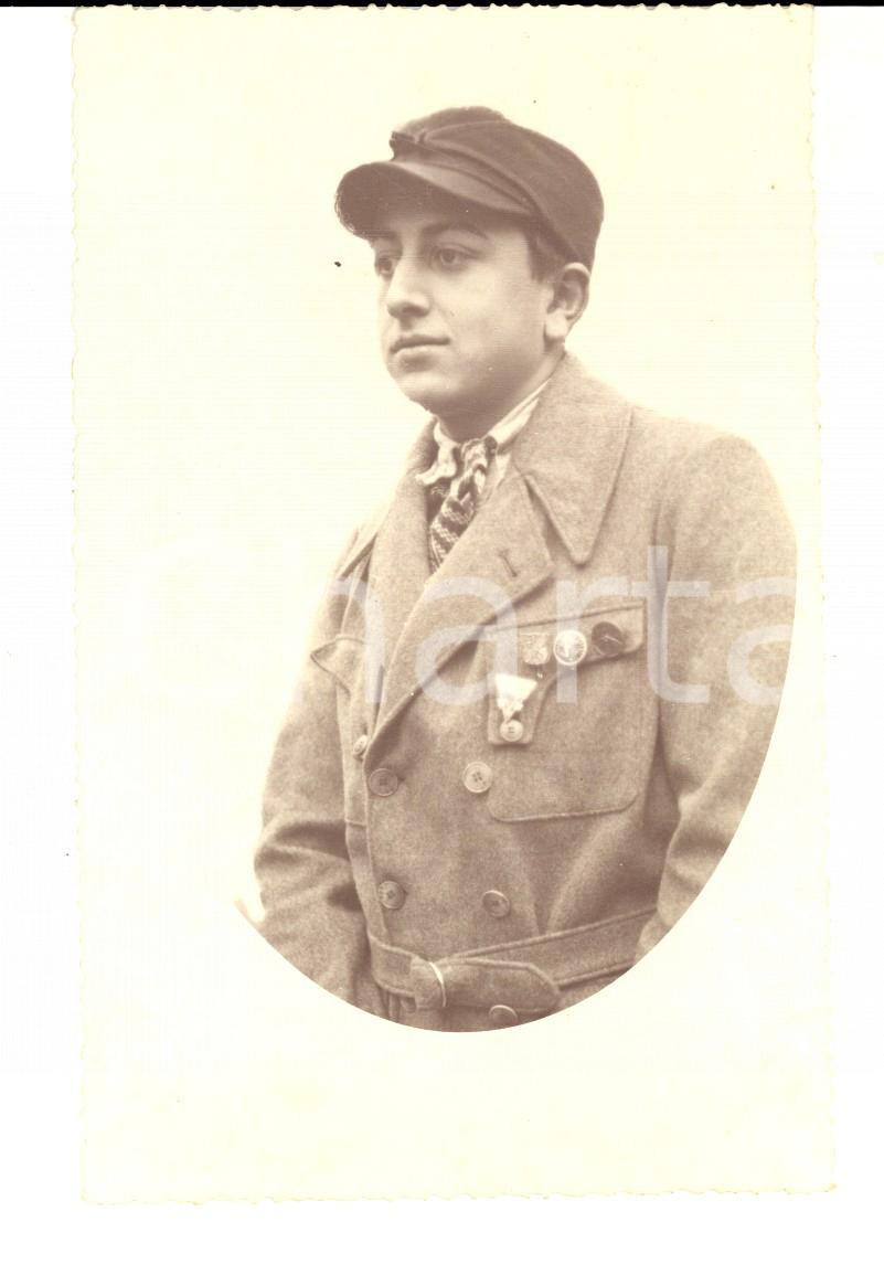 Fotografia d epoca originale 1930 ca FRANCE Ritratto di un giovane con distintivi Foto cartolina 1