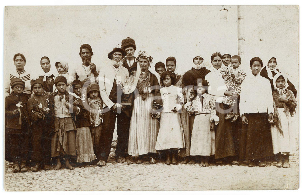 1905 SERBIE Groupe of paysans - RPPC Carte postale FP NV  Fotografia in formato cartolina postale, non viaggiata..CONDIZIONI: POOR (profonda piegatura all'angolo inferiore destro)FORMATO: FP    originale e autentica 1
