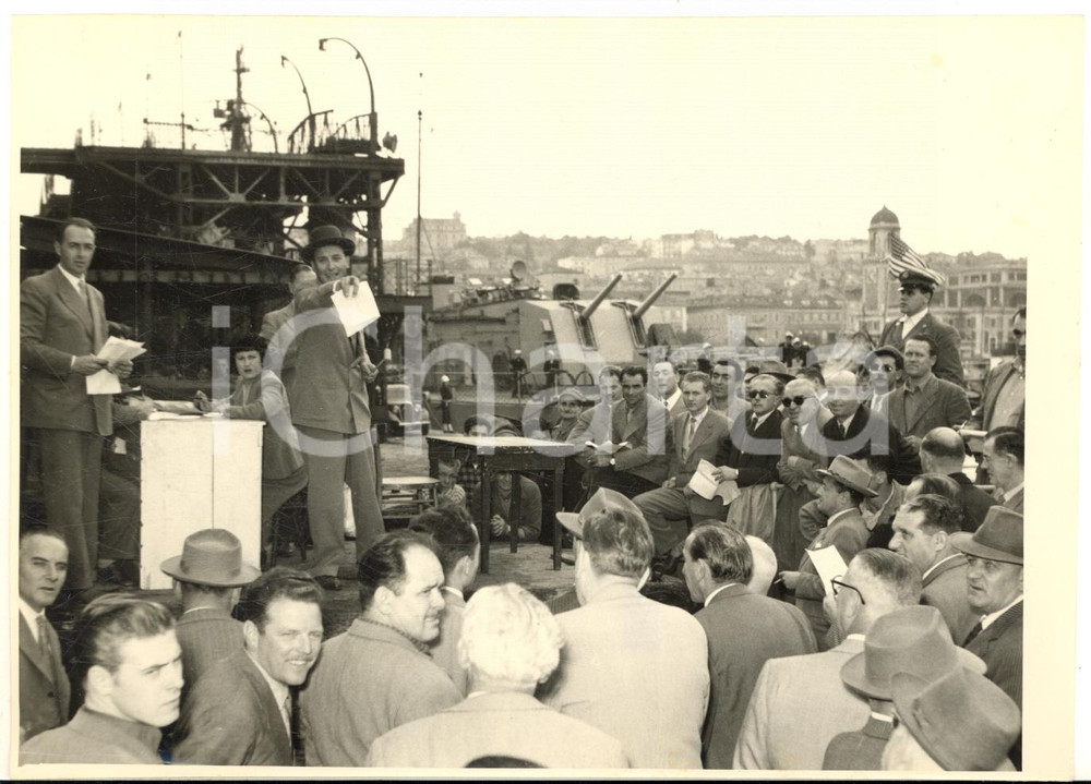 Ottobre 1953 TRIESTE Asta indetta dalle forze militari inglesi - Foto 18x13 cm Fotografia d'epoca, con didascalia dattiloscritta coeva.CONDIZIONI: G (ma lieve sovraimpressione circolare)FORMATO: 17x12 cm      originale e autentica 1