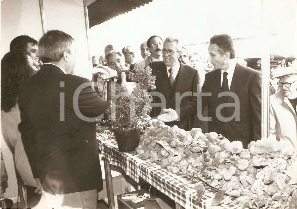 Fotografia d epoca originale 1990 ca PESARO Arnaldo FORLANI visita produttori di TARTUFO  Foto 1