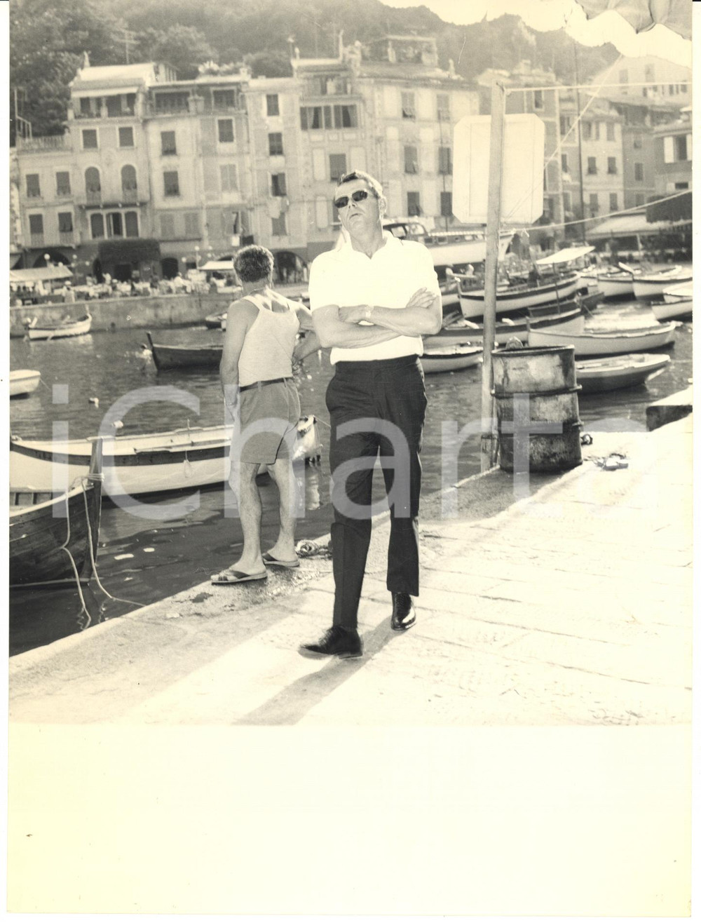 1962 PORTOFINO Glenn FORD a passeggio sul molo - Foto vintage 18x24 cm 1962Fotografia vintage rara d'epoca.Timbro archivio Publifoto Genova al verso.FORMATO: 18x24 cm CONDIZIONI: G (lievi increspature)ICHARTA mette in vendita le stampe vintage della collezione Publifoto Genova, per la maggior parte inedita o in tiratura di pochi esemplari. Si tratta di un'ottima opportunit&agrave; di investimento per i collezionisti di fotografie d'epoca.    originale e autentica 1