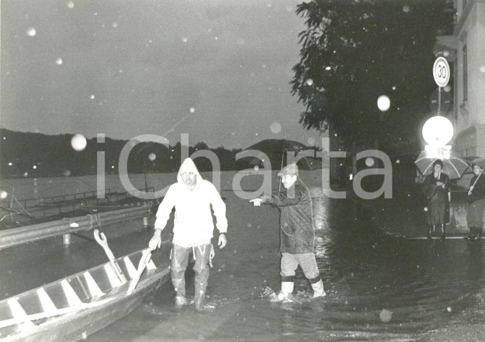 Fotografia d epoca originale 1994 PAVIA Alluvione TICINO  Soccorsi arrivano in canoa Fotografia 1