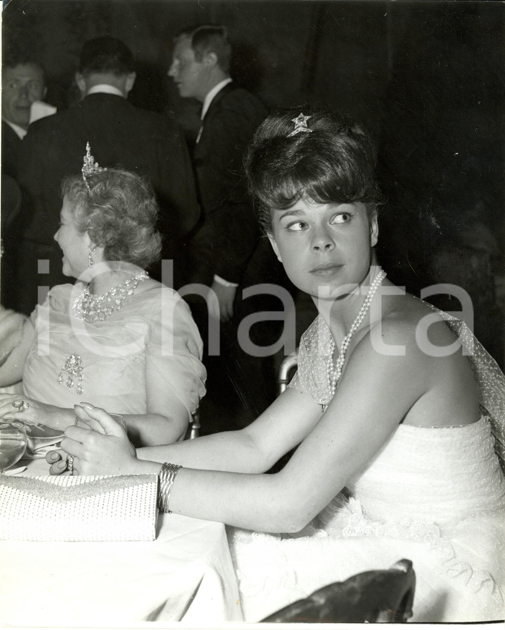 Fotografia d epoca originale 1960 ca FRANCIA? Principessa Maria Beatrice di SAVOIA durante serata gala Foto 1