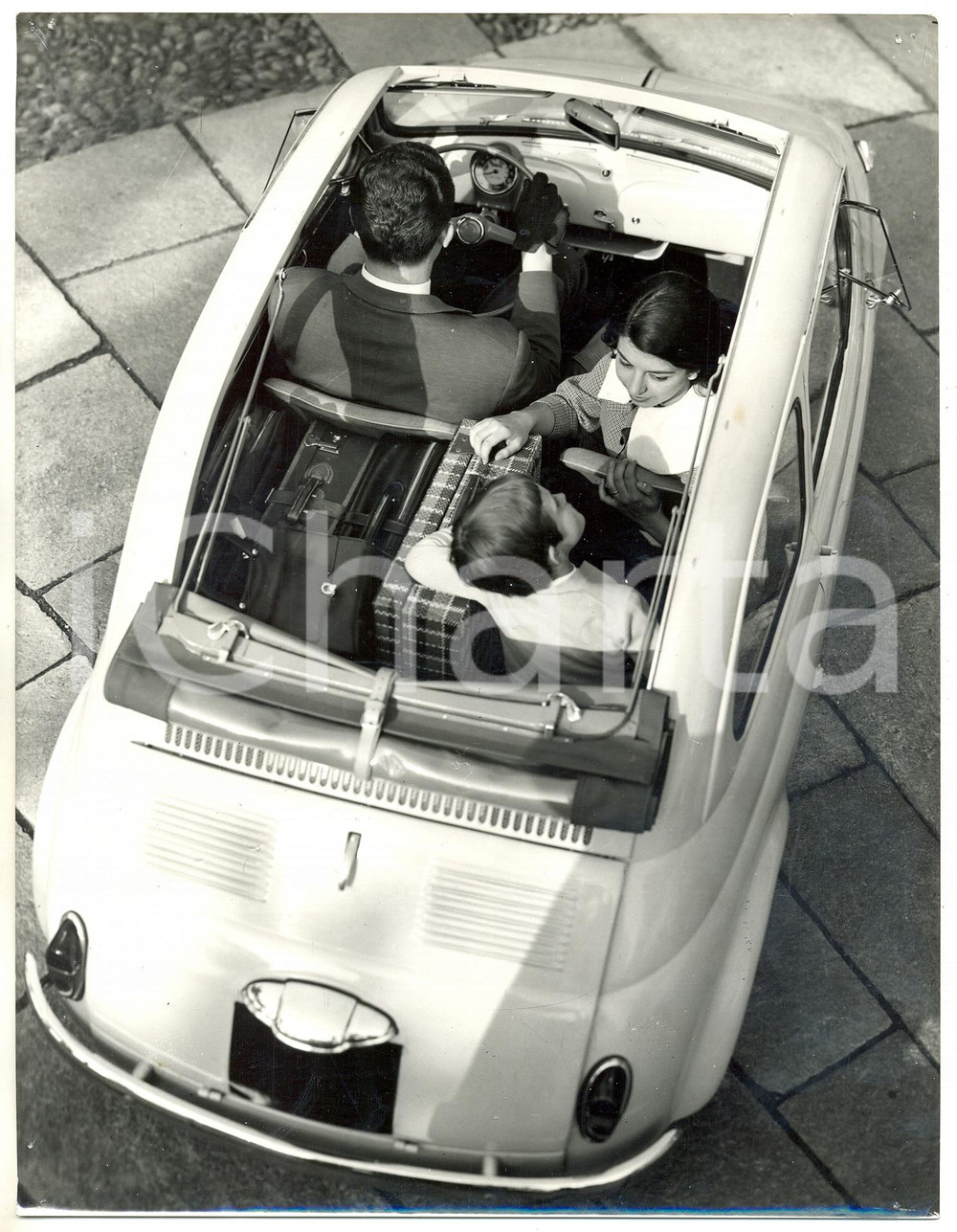 1960ca ITALIA Famiglia a bordo della nuova FIAT 500 *Foto 18x24 cm