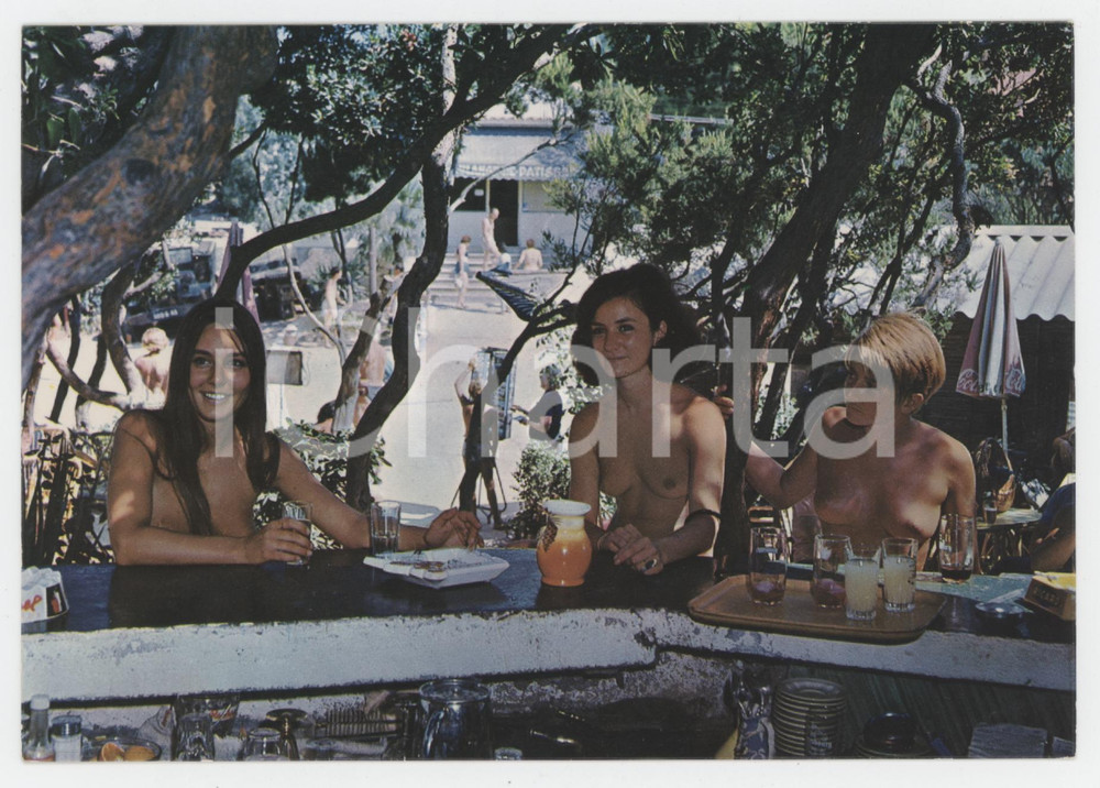 1990 ca NUDISME - COTE D'AZUR Ile du Levant - Femmes aux seins nus - Postcard 1 Cartolina postale non viaggiata.  FAIR/discreto Lievi smussature agli angoli Formato: 15x10  cm originale e autentica 1
