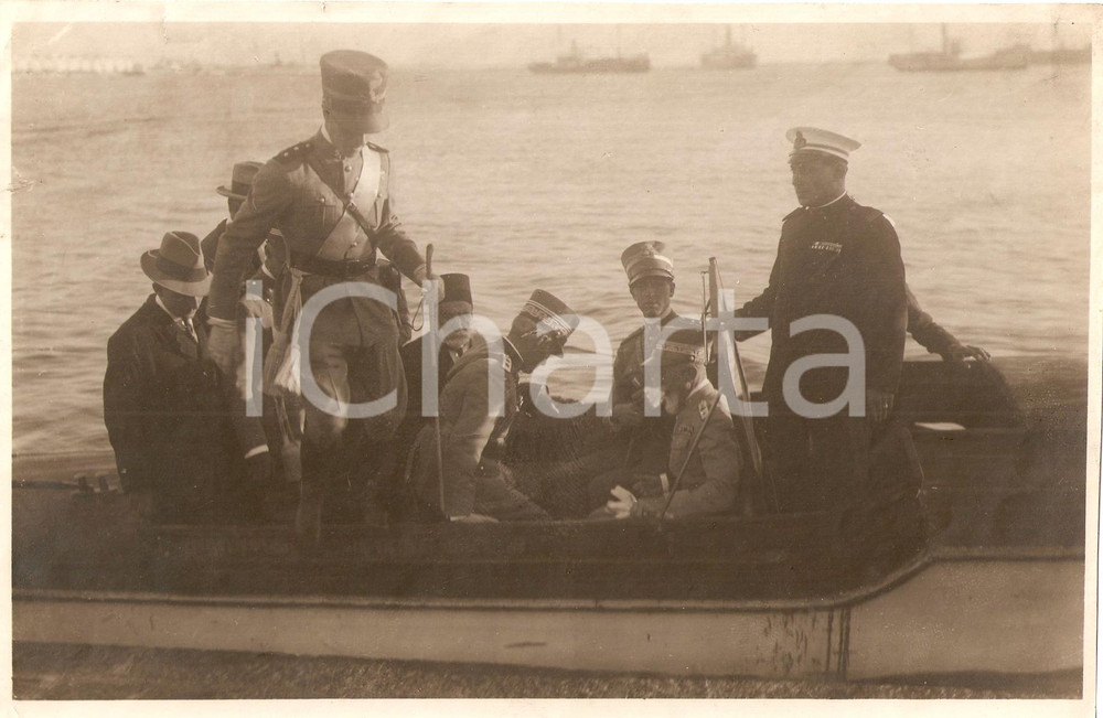 Fotografia d'epoca originale 1932 TRIPOLI Principe UMBERTO II sbarca dal battello 1