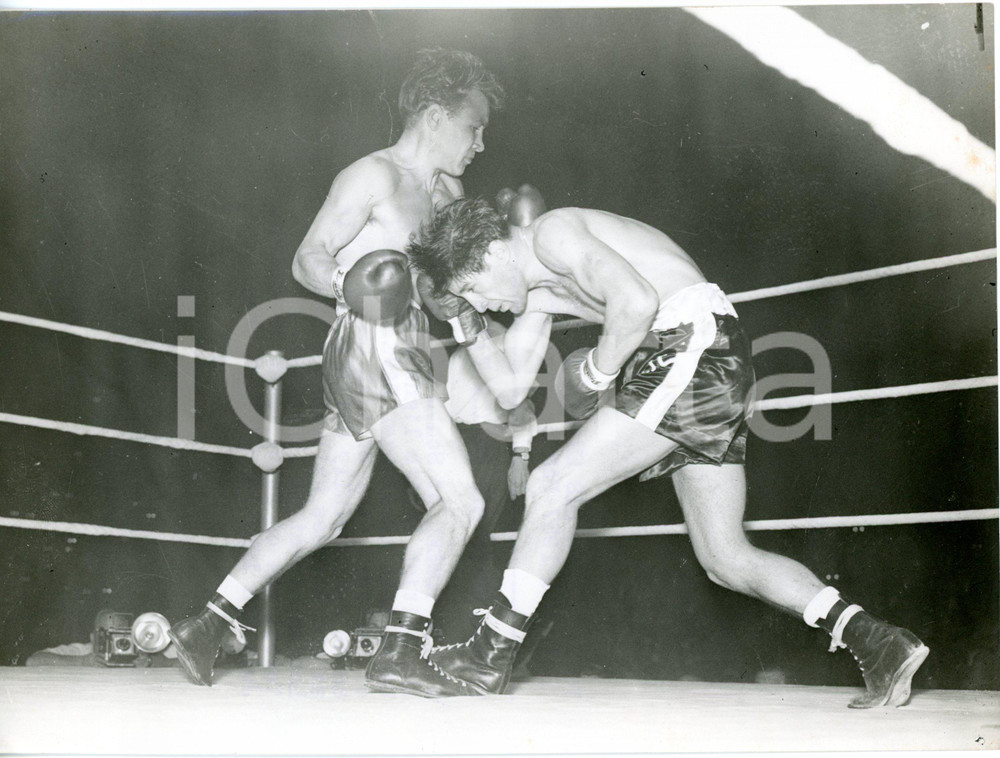 1957 LONDON - BOXE British lightweight title - Willie TOWEEL vs Dave CHARNLEY