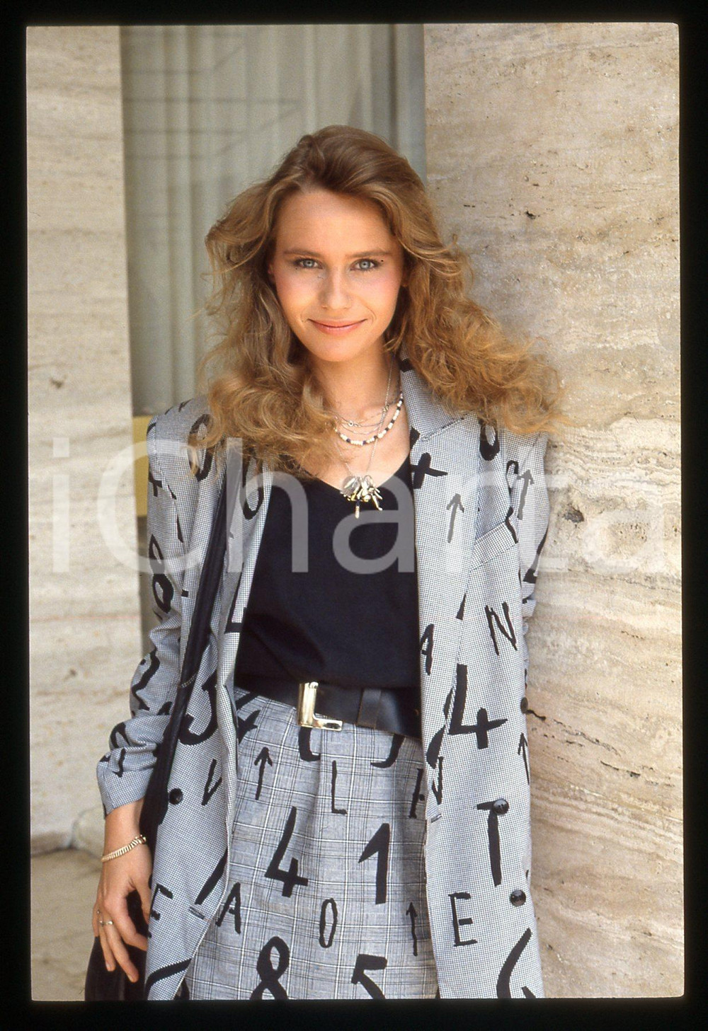 35mm vintage slide* 1985 ca CANNES (?) Marie Theres KROETZ-RELIN Ritratto (21)  Diapositiva d'epoca, in formato 35 mm.CONDIZIONI: GOODTutti i diritti riservati.E' severamente vietata la riproduzione. ICharta mette in vendita, sul negozio eBay e in esclusiva sul sito "icharta" il proprio archivio composto da numerose diapositive e negativi fotografici d'epoca, tutti originali e autentici, che attraversano la storia del costume italiano tra gli la fine degli anni Sessanta e Novanta.Si tratta di uno sguardo inedito sull'attualit&agrave;, la politica, la vita quotidiana, il gossip e la cultura, che fotografa il cambiamento della nazione in quest'ultimo scorcio del XX secolo. Un'occasione unica per il mercato del collezionismo, che vede finalmente disponibile un archivio eccezionale per vastit&agrave;, tematiche e condizioni, in un settore (il negativo fotografico e la diapositiva) di assoluta novit&agrave; e dalle interessanti prospettive di investimento.  originale e autentica 1