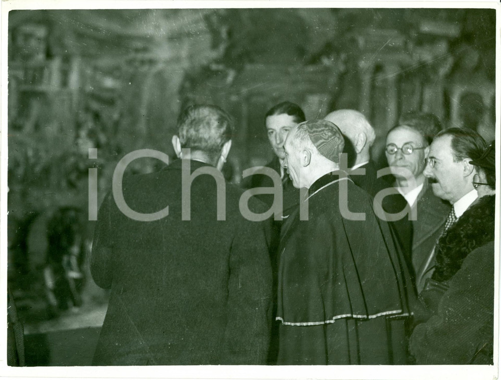 Fotografia d epoca originale 1935 MILANO Ezechiele GUARDASCIONE spiega il presepe a Cardinal SCHUSTER Foto 1