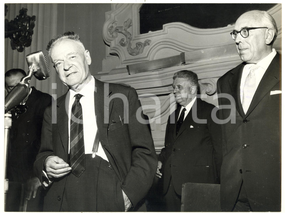 1961 TORINO Palazzo Madama - Premio Marzotto - Vincitore Luigi SALVATORELLI   Fotografia d'epoca con didascalia coeva al verso.Sullo sfondo, Eugenio Montale.  CONDIZIONI: G FORMATO: 24x18 cm     originale e autentica 1
