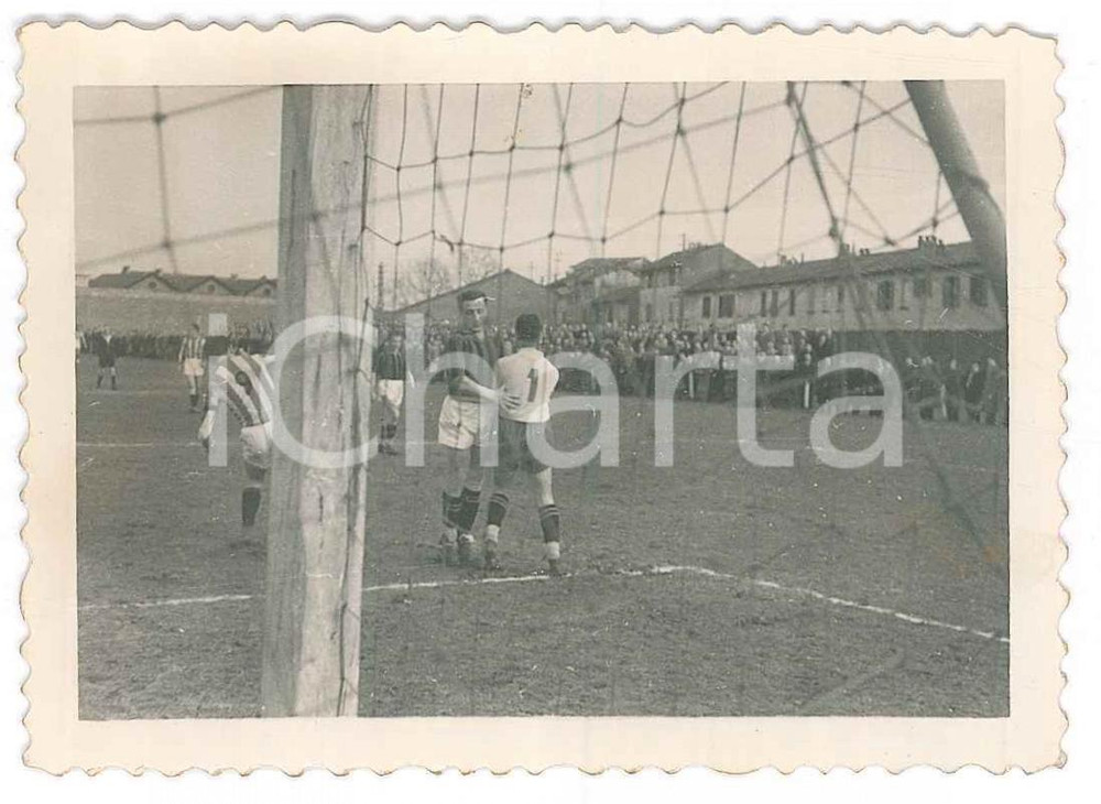 Fotografia d epoca originale 1950 ca MAGENTA ? Partita di calcio Foto anonima 9x7 cm 1