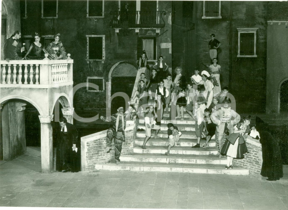 Fotografia d epoca originale 1937 VENEZIA CAMPO SAN TROVASO Attori commedia Bugiardo Carlo GOLDONI Fotografia 1