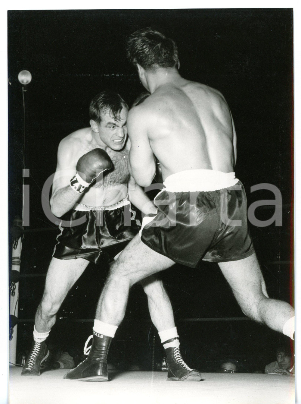 1957 MILANO BOXE Charles HUMEZ vs Italo SCORTICHINI - Una fase del match *Foto Fotografia d'epoca con didascalia coeva.  CONDIZIONI: G (ma lieve sovraimpressione al margine destro) FORMATO: 13x18 cm     originale e autentica 1