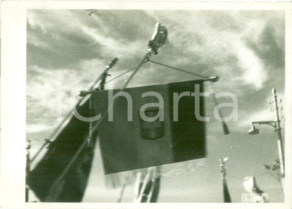 Fotografia d epoca originale 1930 ca ROMA Bandiera del Regno d Italia sventola tra gagliardetti Fotografia 1