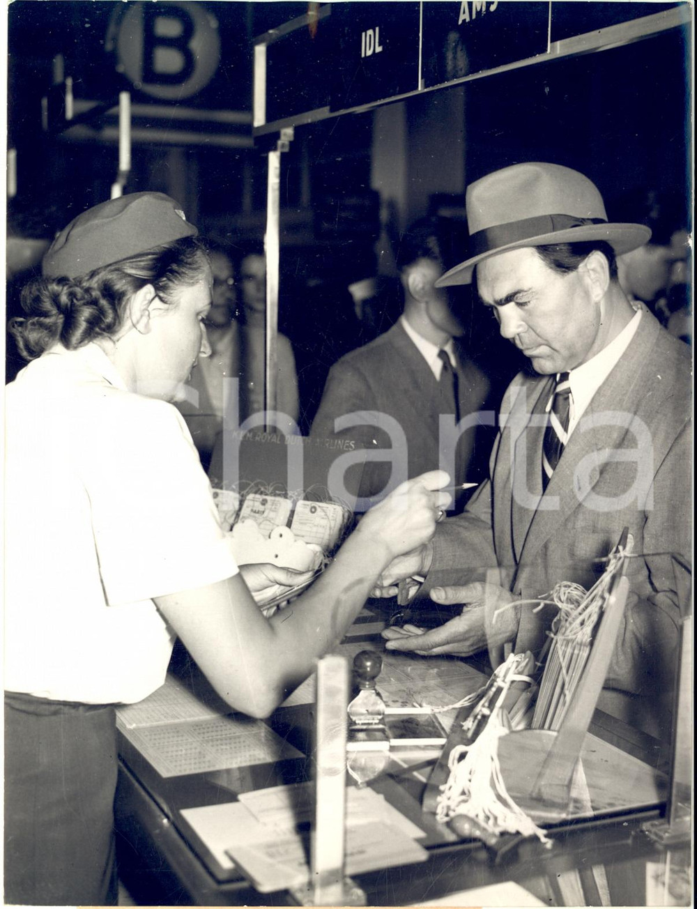 1953 HAMBURG Boxer Max SCHMELING starting his trip to Indonesia *Photo 15x20 cm Fotografia d'epoca con didascalia coeva.  CONDIZIONI: FAIR (difetti di stampa; sovraimpressione circolare) FORMATO: 15x20 cm     originale e autentica 1