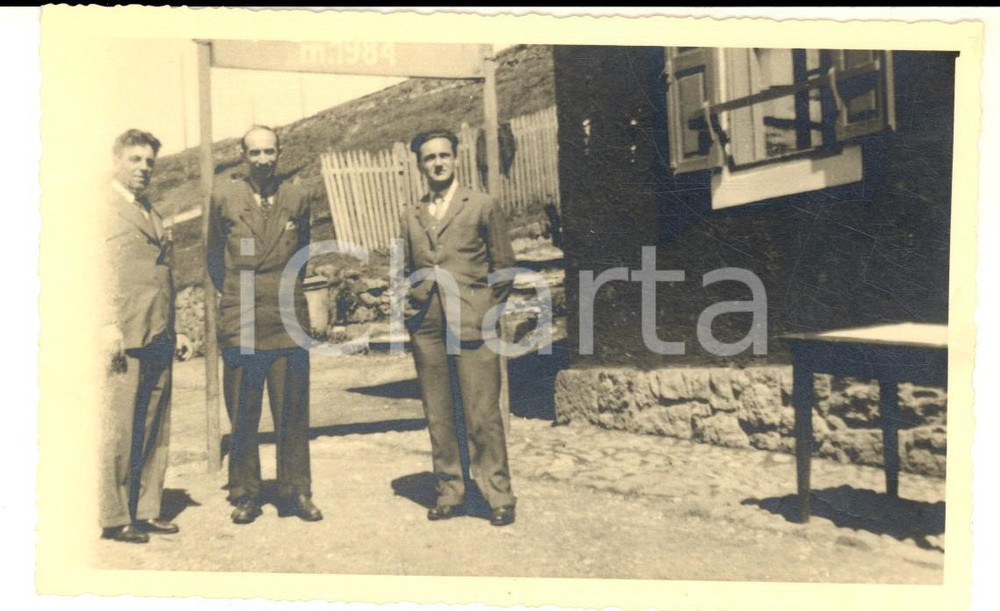 Fotografia d epoca originale 1950 ca AREA LOMBARDA Tre turisti a quota 1984 m Foto cartolina VINTAGE 1