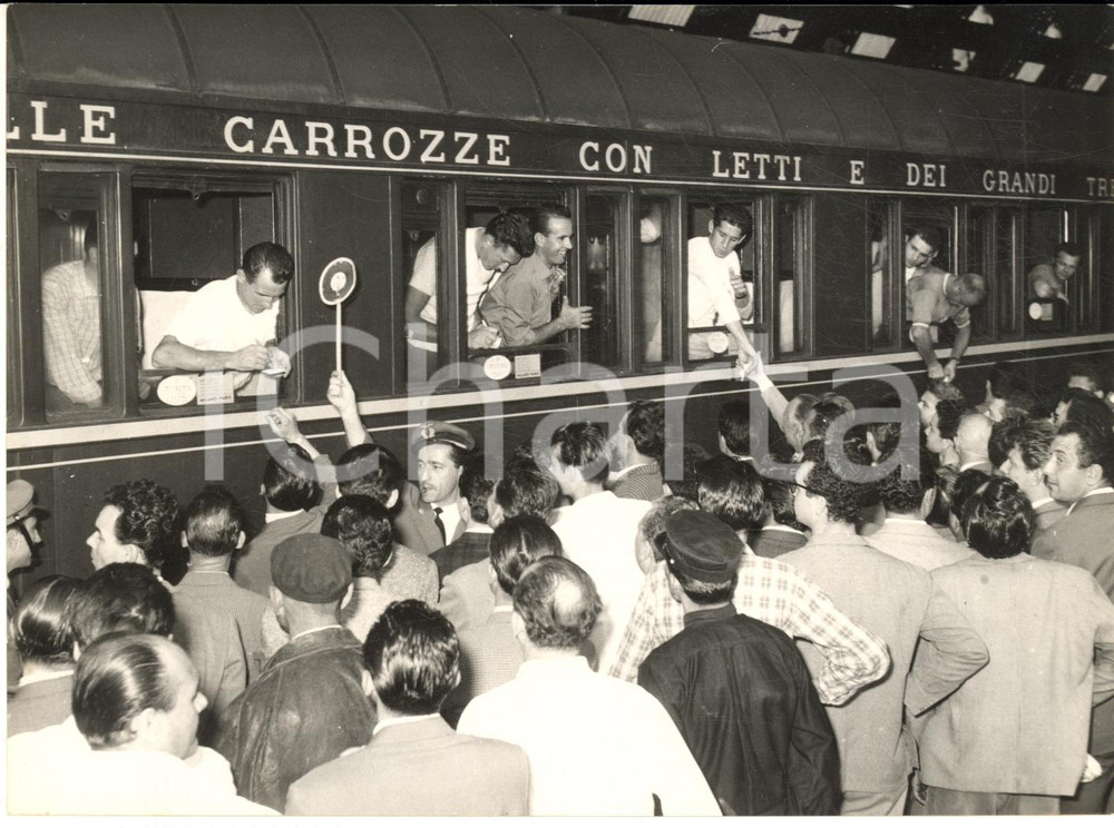 1957 CICLISMO MILANO Stazione Centrale - Partenza ciclisti per il Tour de France Fotografia d'epoca con didascalia coeva al verso. CONDIZIONI: FAIR (sovraimpressione centrale)FORMATO: 18x13 cm     originale e autentica 1
