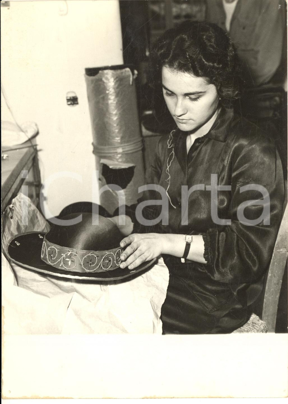 1958 ROMA Ditta BARBICONI confeziona i cappelli per il Papa - Foto 13x18 cm  Fotografia d'epoca, con didascalia coeva al verso.  CONDIZIONI: FAIR (piccoli fori da affissione agli angoli) FORMATO: 13x18 cm     originale e autentica 1