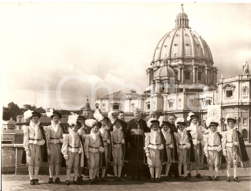 Fotografia d epoca originale 1950 VATICANO Card. Francesco BORGONGINI DUCA posa con piccole Guardie Svizzere 1