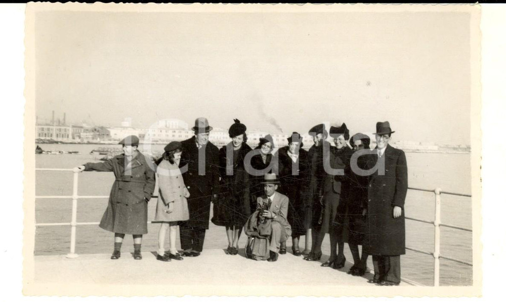 Fotografia d epoca originale 1939 NAPOLI Ritratto di famiglia con il porto sullo sfondo Foto cartolina IMPERO 1