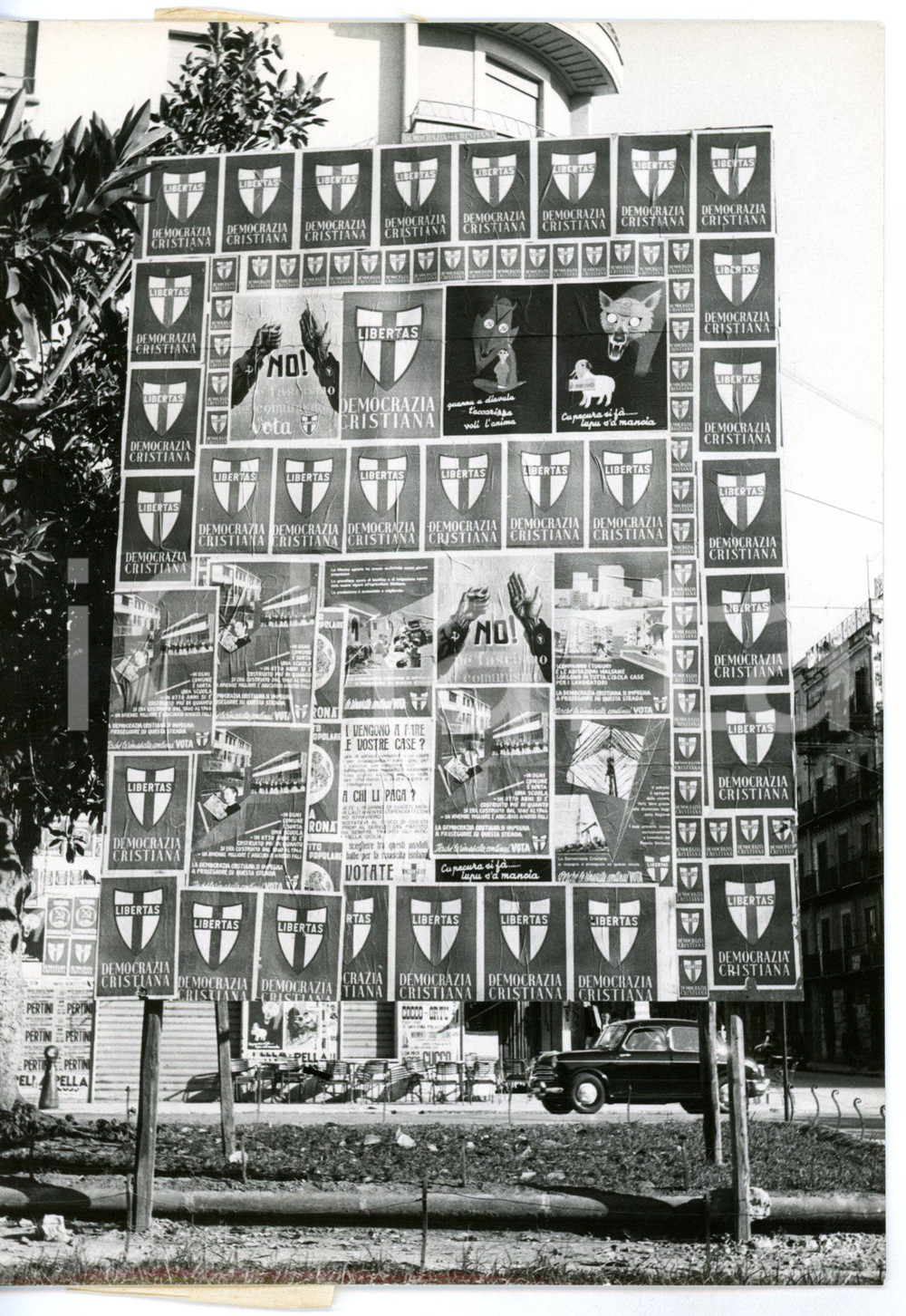 1955 PALERMO Elezioni regionali - Cartellone di propaganda DEMOCRAZIA CRISTIANA Fotografia d'epoca con didascalia coeva.  CONDIZIONI: G FORMATO: 13x18 cm     originale e autentica 1