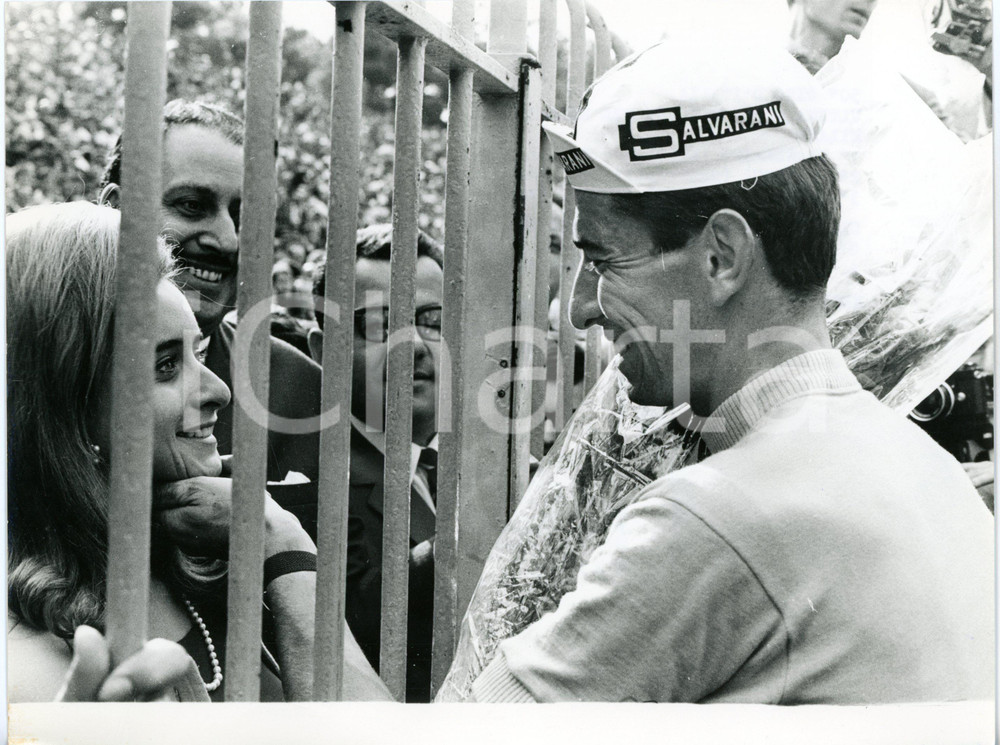 1967 CICLISMO GIRO D'ITALIA Arena di MILANO - Felice GIMONDI con la fidanzata