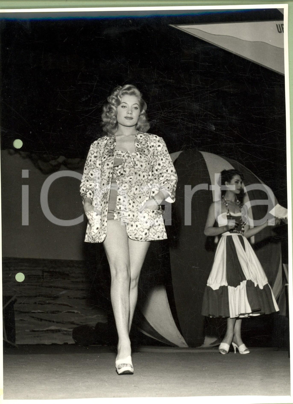 Fotografia d epoca originale 1960 ca MILANO MODA Modella sfila in costume da bagno e giacca floreale Foto 1