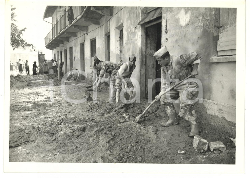 1957 ALLUVIONE NEL TORINESE Alpini al lavoro per sgomberare le strade *Foto 