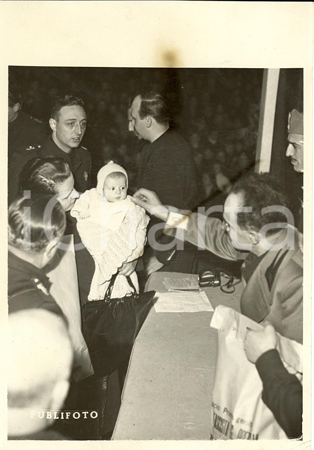 Fotografia d'epoca originale 1940 ca MILANO Aldo RESEGA Federale distribuisce pacchi alla OBERDAN *Fotografia 1