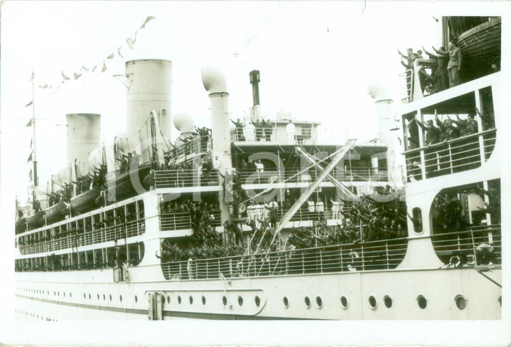 Fotografia d epoca originale 1939 GENOVA Piroscafo DUILIO attracca con Legionari Aviatori Fotografia 1