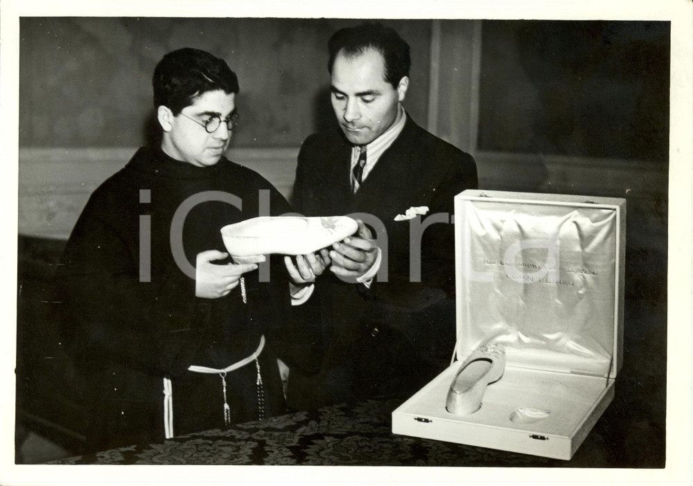 Fotografia d epoca originale 1939 ROMA Telesforo CARBONI con le scarpe per incoronazione PIO XII Fotografia 1