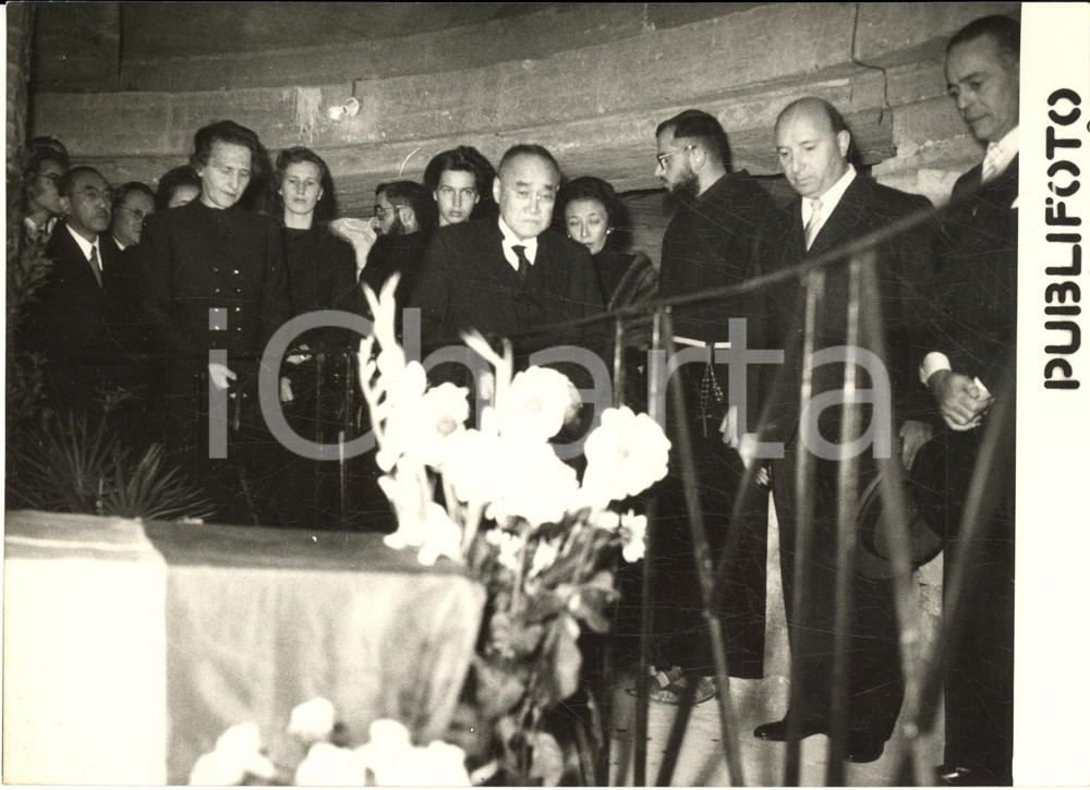 1954 ROMA Shigeru YOSHIDA omaggia tomba di Alcide DE GASPERI con Mario SCELBA