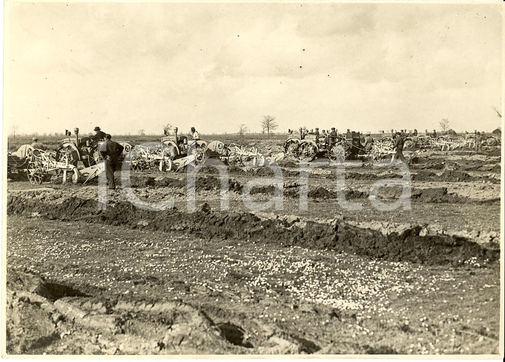 Fotografia d'epoca originale 1925 ca ROMA L'avanzata dei trattori nell'AGRO ROMANO 1