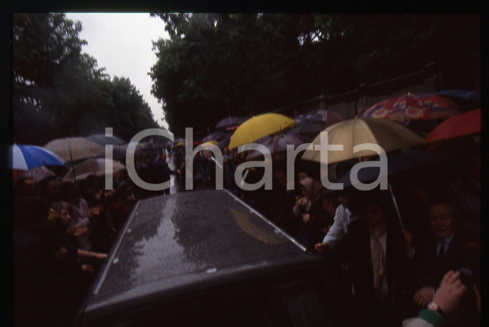 35mm vintage slide* 1995 BUSTO ARSIZIO Funerali Mia MARTINI Folla saluta salma