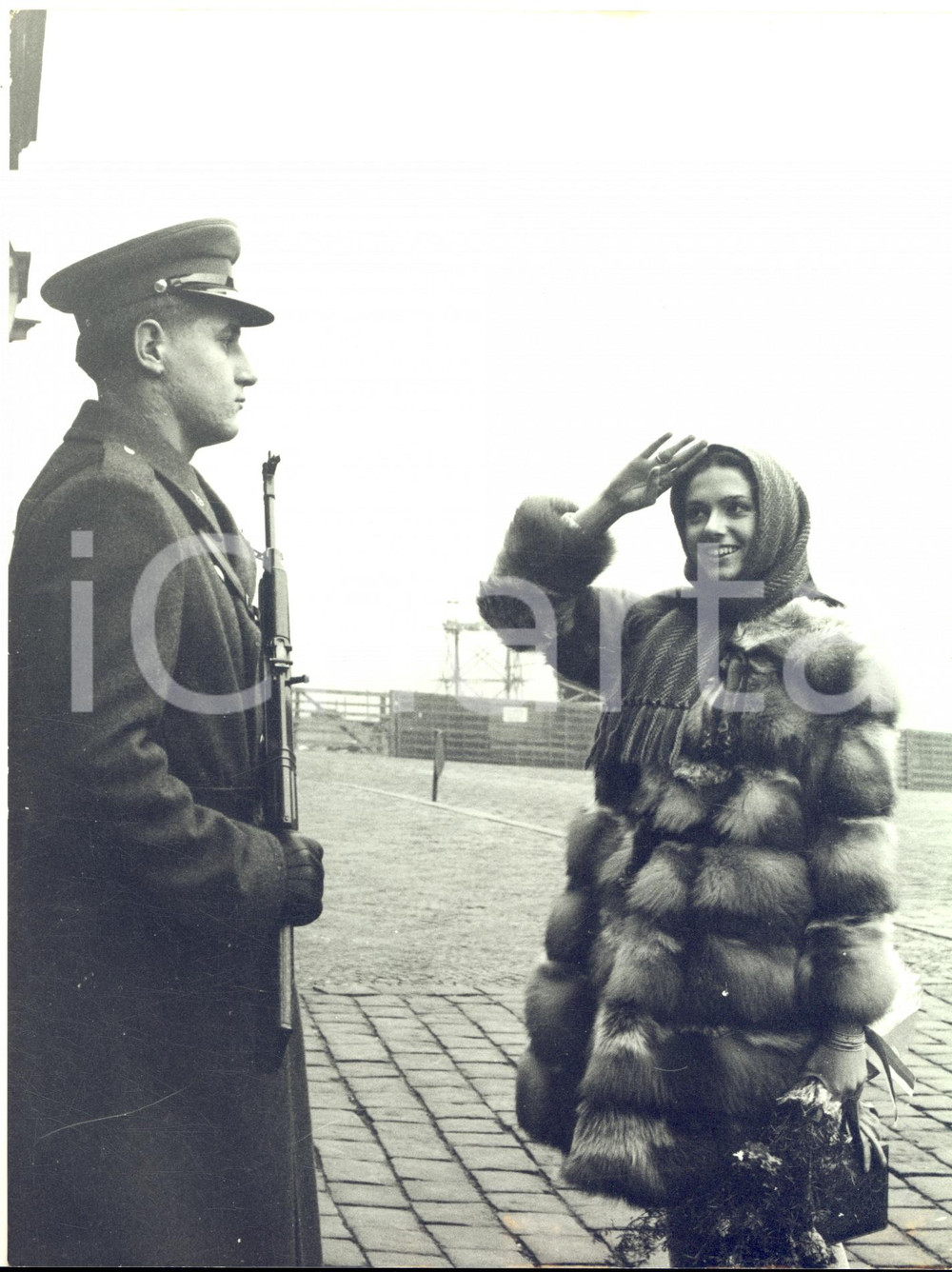 1967 PRAGA CANTAEUROPA Gigliola CINQUETTI saluta la guardia di Palazzo Reale