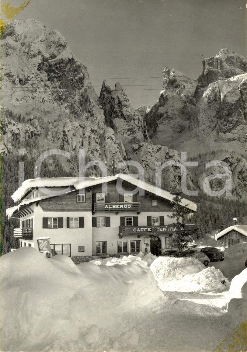Cartolina originale da collezione 1961 COLFOSCO (BZ) Val BADIA Veduta albergo CAFFE' CENTRALE *Animata con auto VG 1