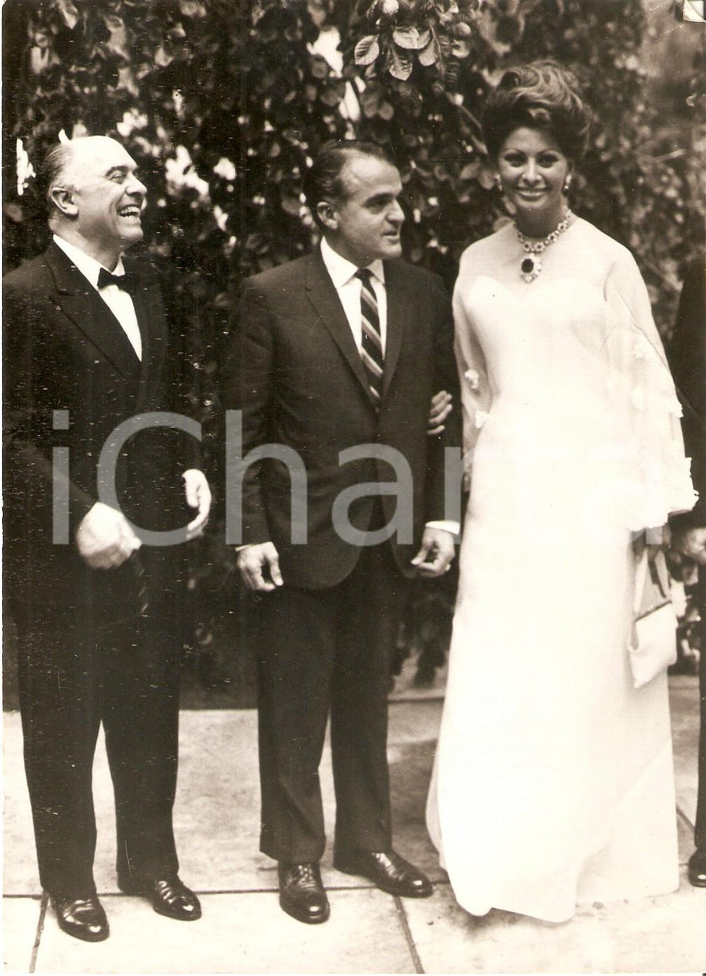 Fotografia d epoca originale 1966 NEW YORK  MOMA Sculpture garden Sophia LOREN Carlo PONTI Jack VALENTE Foto 1