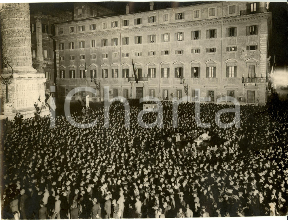 Fotografia d epoca originale 1929 ROMA Piazza COLONNA Studenti assistono a proiezione film Adunata Goliardica 1