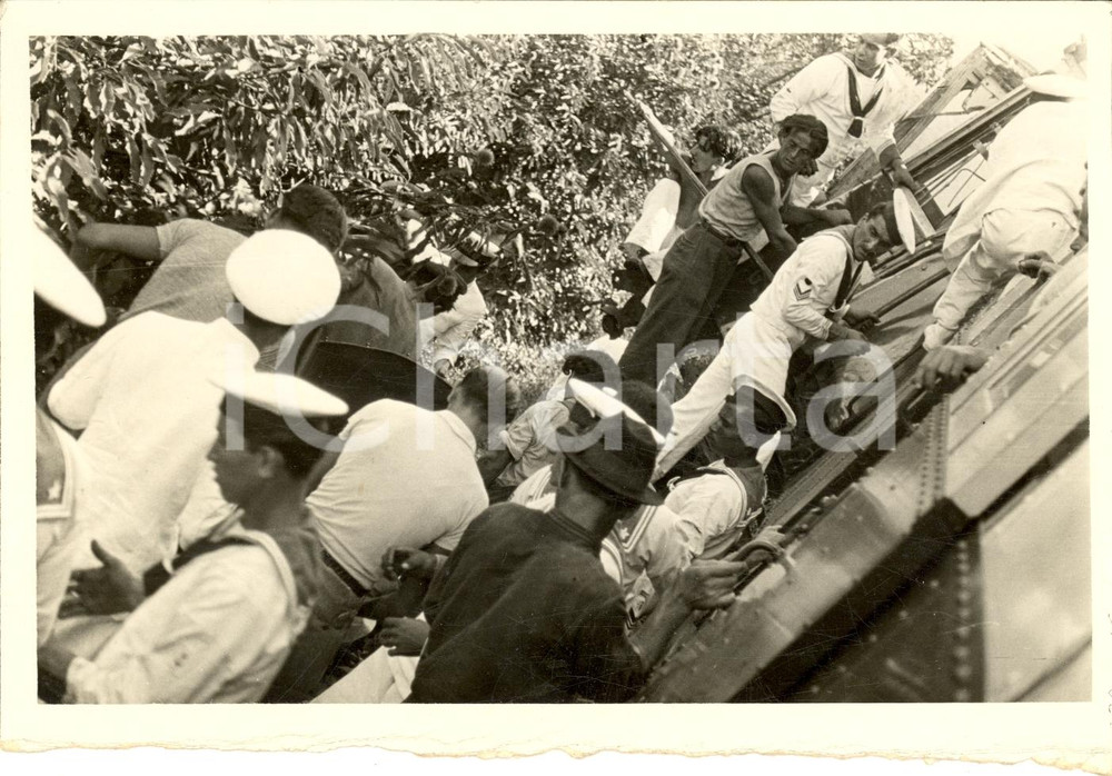 Fotografia d epoca originale 1939 GRANDI MANOVRE Soldati di Marina scendono da un treno Fotografia 1