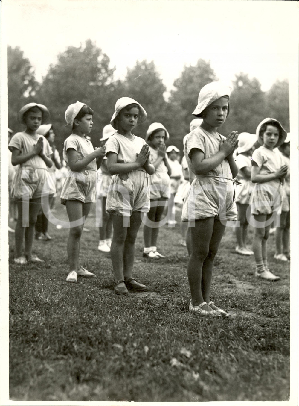 Fotografia d epoca originale 1934 MILANO Chiusura Colonie Elioterapiche  Piccole Italiane preghiera Foto 1